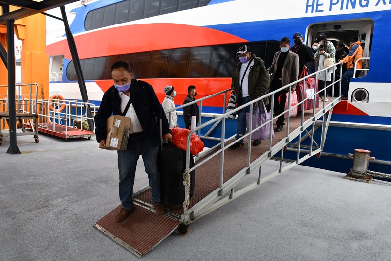 圖為7日上午自廈門啟航的平新星客輪載送11名旅客抵達金門水頭碼頭。(圖：中央社)