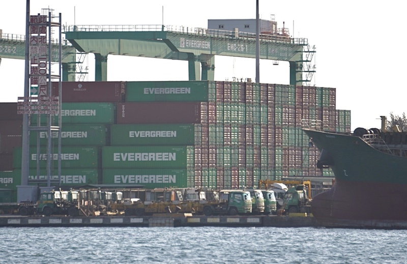 製造業受惠於AI商機大爆發。圖為高雄港區出口貨櫃。(資料照/中央社)