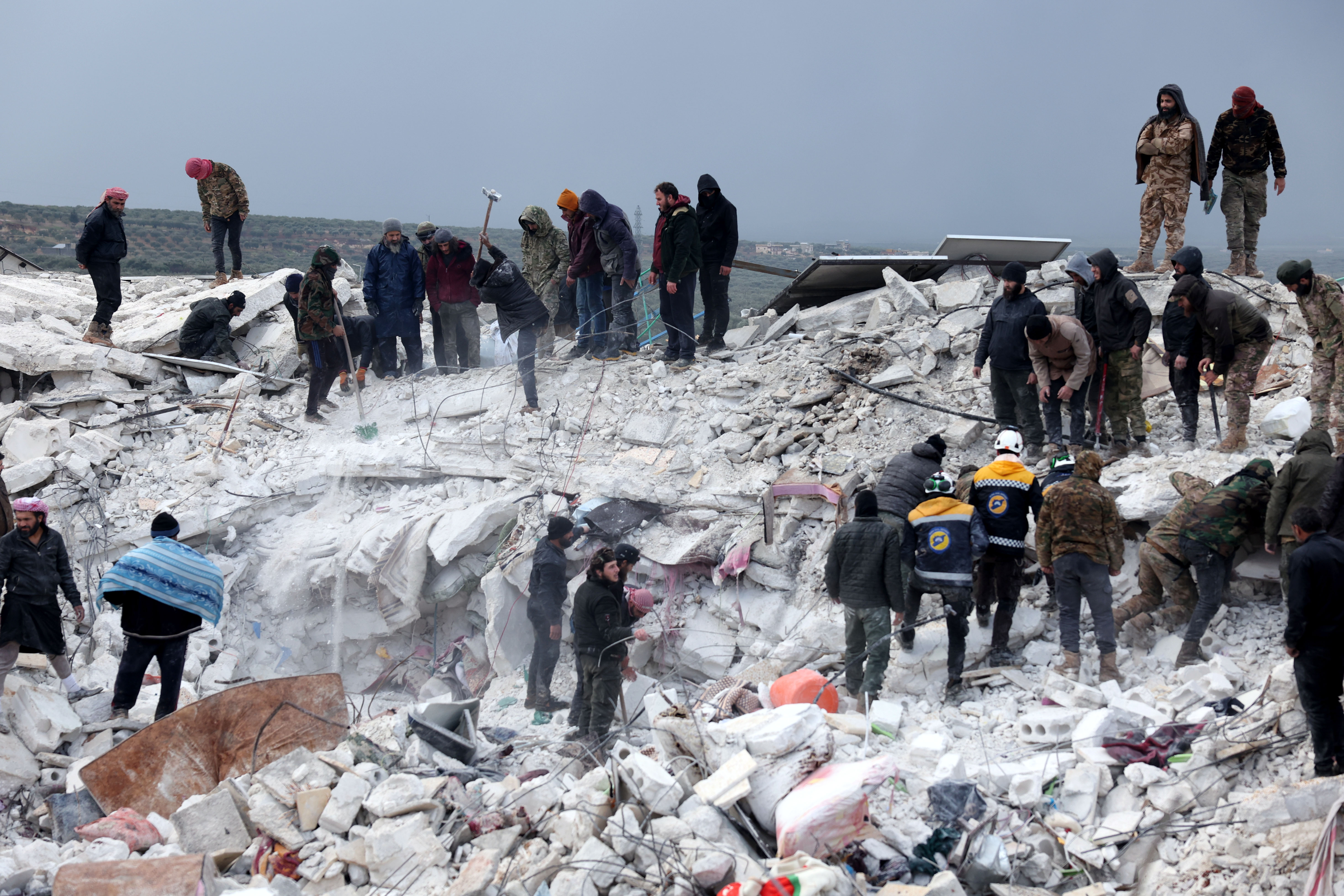 在與土耳其接壤的敘利亞叛軍控制的西北部伊德利卜省(Idlib)的貝斯納亞村(Besnaya)發生地震後，居民和救援人員在倒塌建築物的廢墟中尋找受害者和倖存者。(AFP)