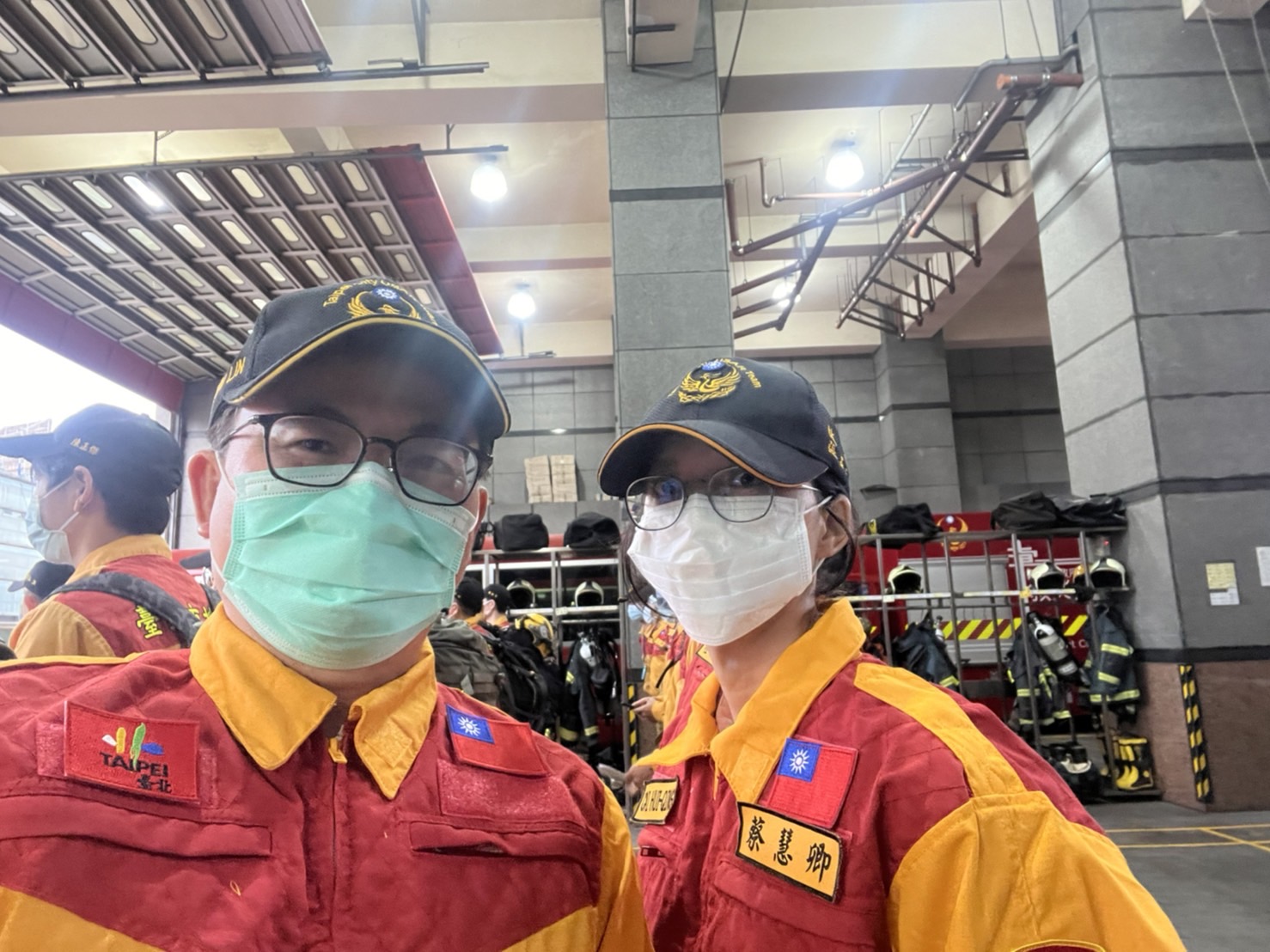 北榮第二梯隨隊醫護-急診部災難醫學科主任黃獻皞主任(左)與護理師蔡慧卿。(北榮提供)