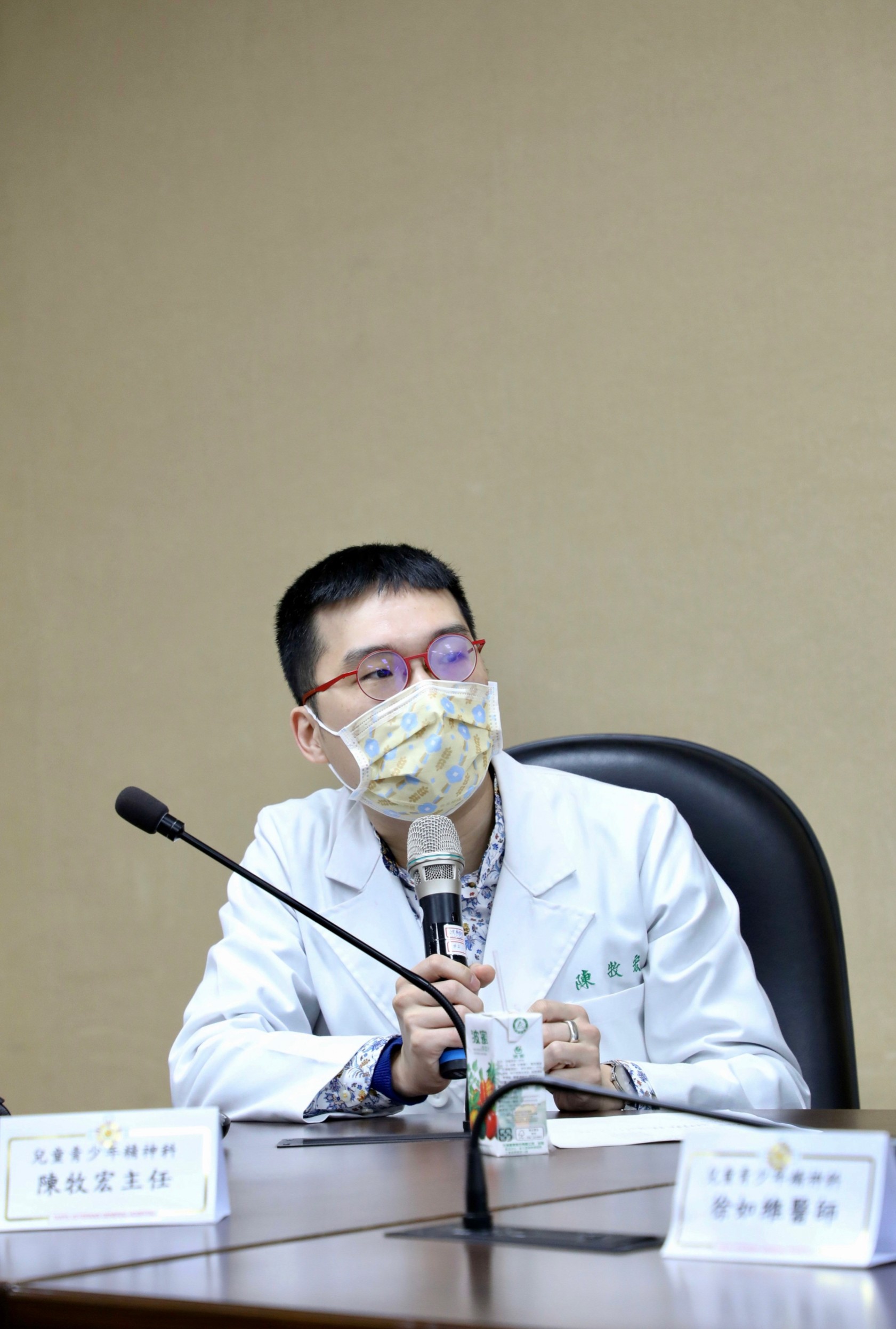 北榮兒童青少年精神科主任陳牧宏說明「向日葵學園」提供完整的精神復健與教育計畫。(北榮提供)