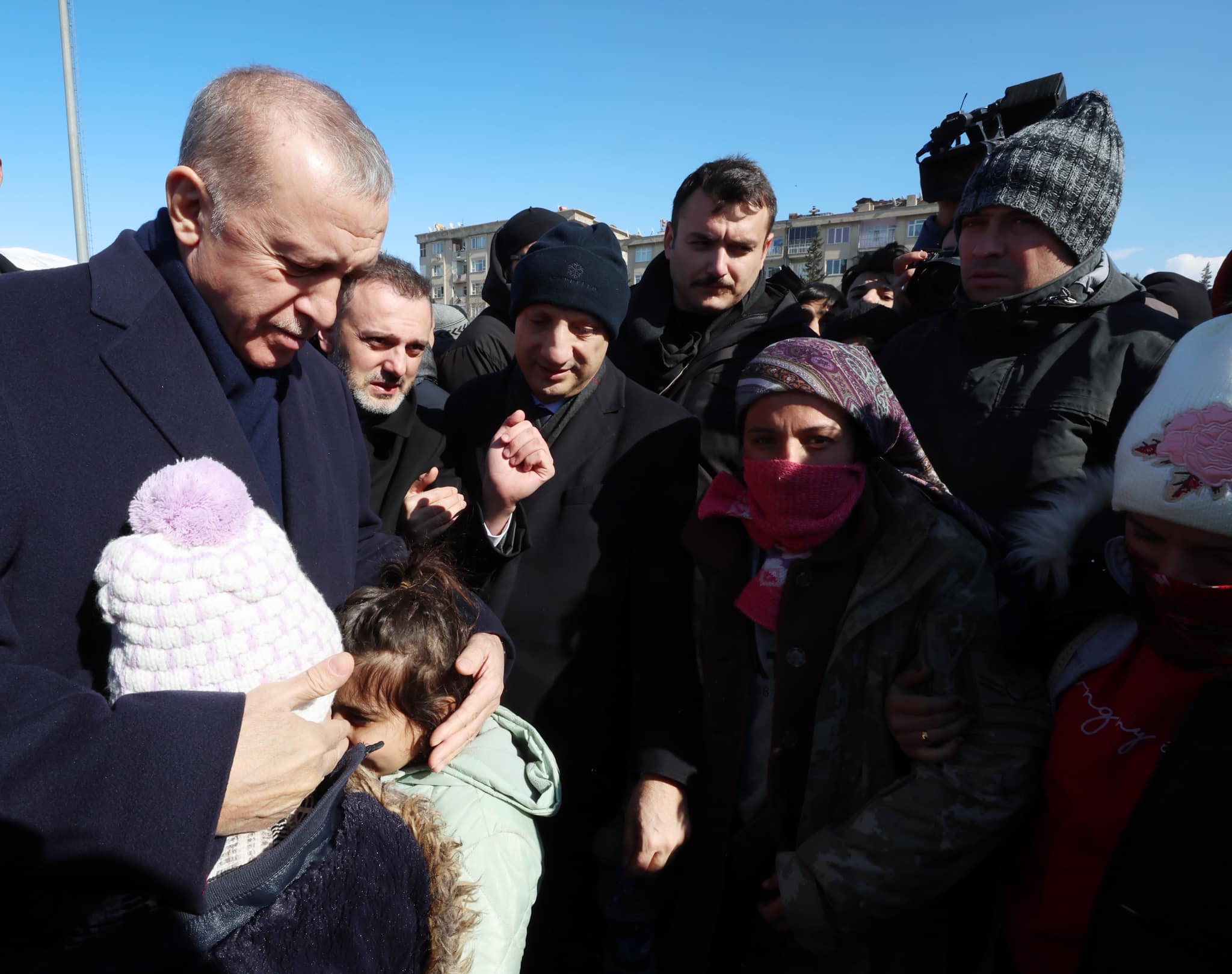 土耳其總統艾爾段(Recep Tayyip Erdogan)(左)前往南部災區訪視。(圖:T.C. Cumhurbaşkanlığı臉書)