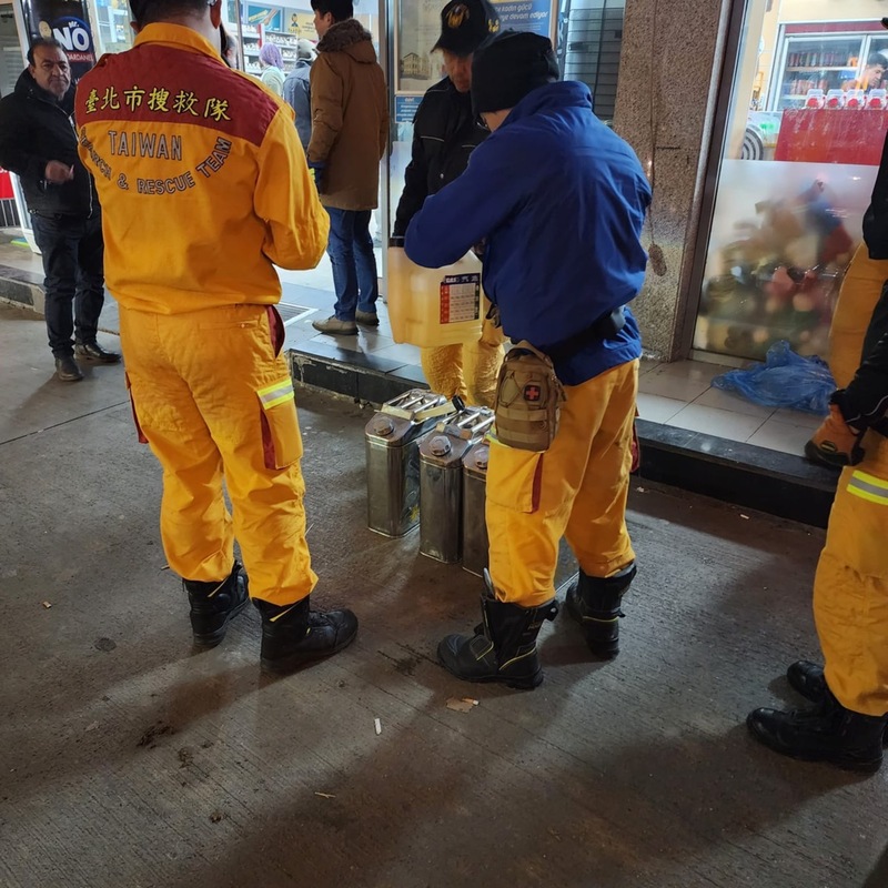 台灣第一批搜救隊7日前往土耳其地震重災區，路上交通壅塞，原需4個半小時的車程，花了7小時只推進一半。圖為搜救隊成員於半路補給油料（駐土耳其代表處提供） (圖：中央社)