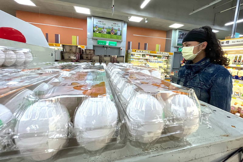 圖為民眾於新北市三重區一間連鎖超市選購雞蛋。 (圖：中央社檔案照片)