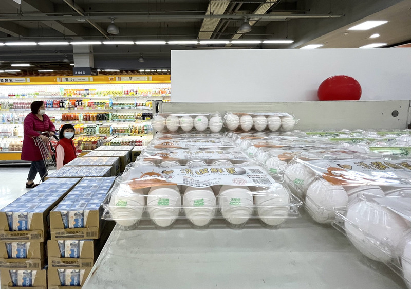 農委會規劃未來幾年將投入40億元改善雞蛋產業結構。圖為8日新北市三重區一連鎖超市貨架上的洗選雞蛋。 (圖：中央社)