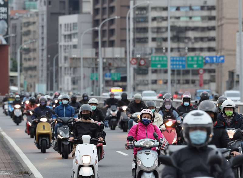台灣的機車文化令許多外國人士感到不適應。圖為晚間台北橋下班時間的機車潮 (中央社資料照片)
