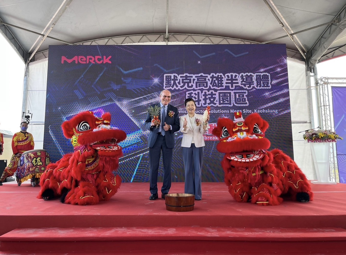 經濟部長王美花(右)參加德商默克集團高雄半導體科技園區動土。(經濟部提供)