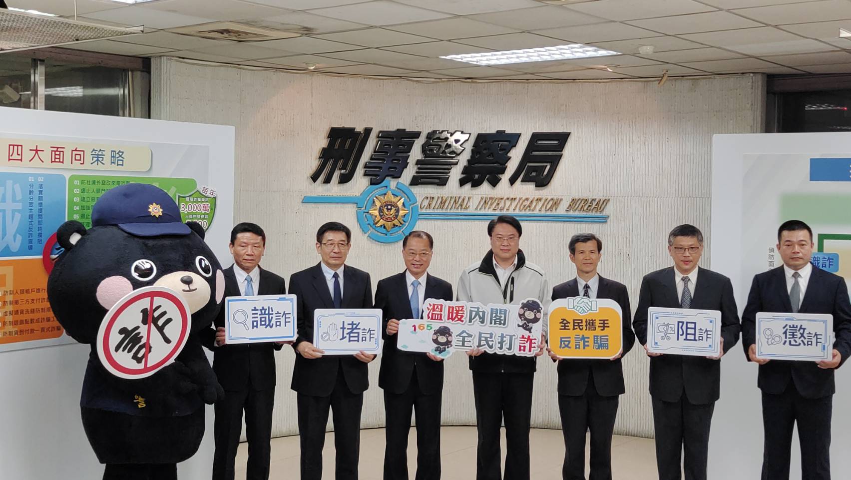 內政部長林祐昌視察刑事局，表示要狠狠打擊詐欺犯罪。(王韋婷攝)