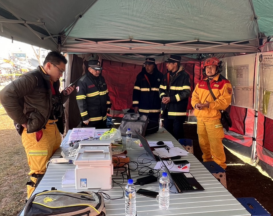 台灣搜救隊與奈及利亞搜救隊研商共同搜救工作。(消防署提供)