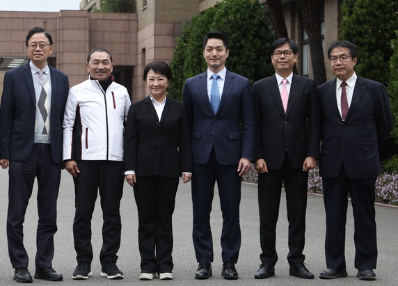 六都首長，左起為桃園市長張善政、新北市長侯友宜、台中市長盧秀燕、台北市長蔣萬安、高雄市長陳其邁、台南市長黃偉哲。(資料照/中央社)