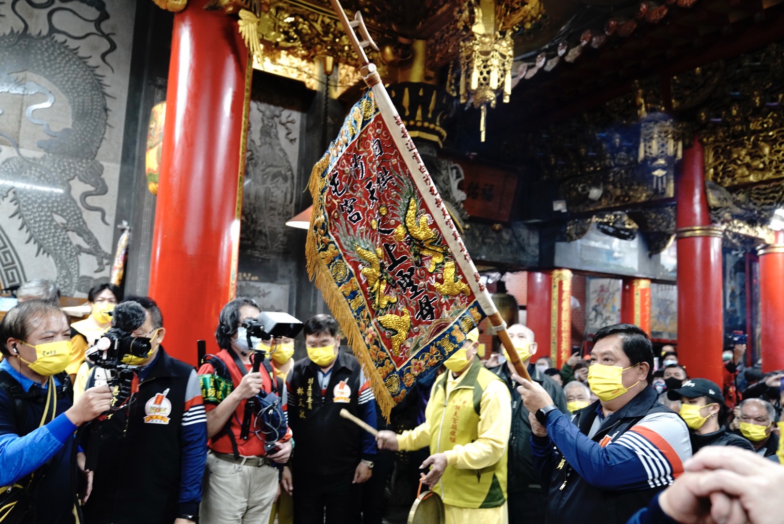 苗栗拱天宮11２年農曆正月十九日子時23:40(2月8日23：40)舉行放頭旗儀式，「放頭旗」是向四方昭告進香活動即將展開的重要儀式。(圖:苗栗拱天宮粉專)