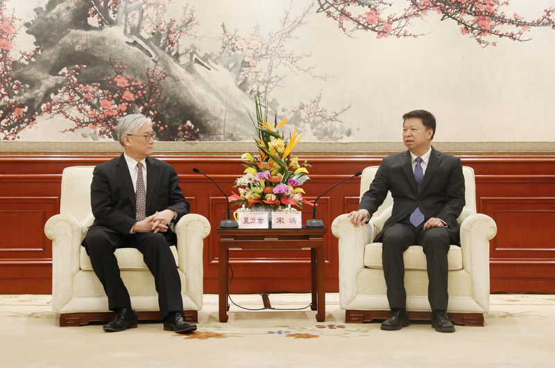 國民黨副主席夏立言(左)9日會見國台辦主任宋濤(右)，夏立言指出，當前兩岸的僵局或許短期內難以完全改善。但現階段比較重要的，是要盡量避免兩岸的政治分歧波及經貿和民生領域。(圖：中央社)
