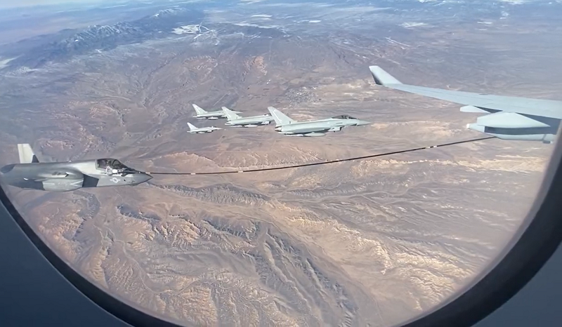 美英澳等國8日在內華達州沙漠等地區，舉行聯合空中軍演。圖為空中加油機為戰機補給燃料。(圖擷自推特)