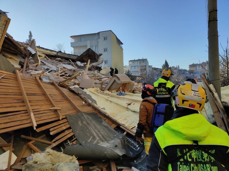 土耳其強震發生至今已逾120小時，由於當地已開始以重機械開挖，搜救作業已無法進行，台灣搜救隊將結束任務返台。圖為搜救隊救援情形。(消防署提供/圖：中央社)