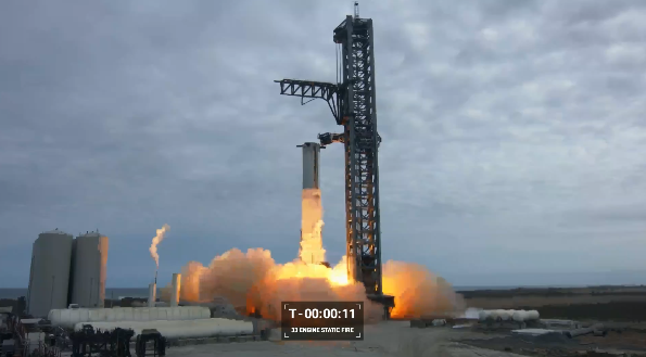 太空探索科技公司(SpaceX)巨大的「超重型」(Super Heavy)推進器9日首次短暫點火。(Twitter/@SpaceX)