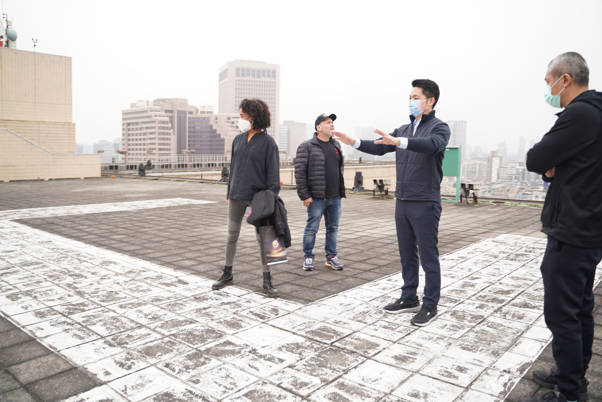 台北市長蔣萬安10日在臉書透露，當年曾說會重回台北拍片的盧貝松實現諾言，將再度於今年春天在台北拍攝以台北為藍圖的新作品，劇組已到台北勘景。(圖：蔣萬安臉書)