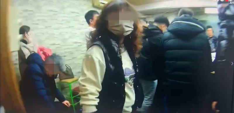 台北市警方11日凌晨在西園路附近破獲一處天九牌大型職業賭場，逮捕賭場負責人及賭客約70人到案，賭客包含前台啤總教練閻家驊（前左）。（翻攝畫面） (圖：中央社)