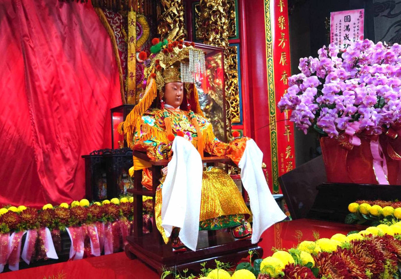 「白沙屯媽祖粉絲團」等多個臉書粉絲專頁的管理員帳號遭駭客盜用，相關粉專昨天(3日)發出緊急通告，呼籲信徒留意，同時也徵求專家協助處理。圖為白沙屯媽祖。(圖：中央社)