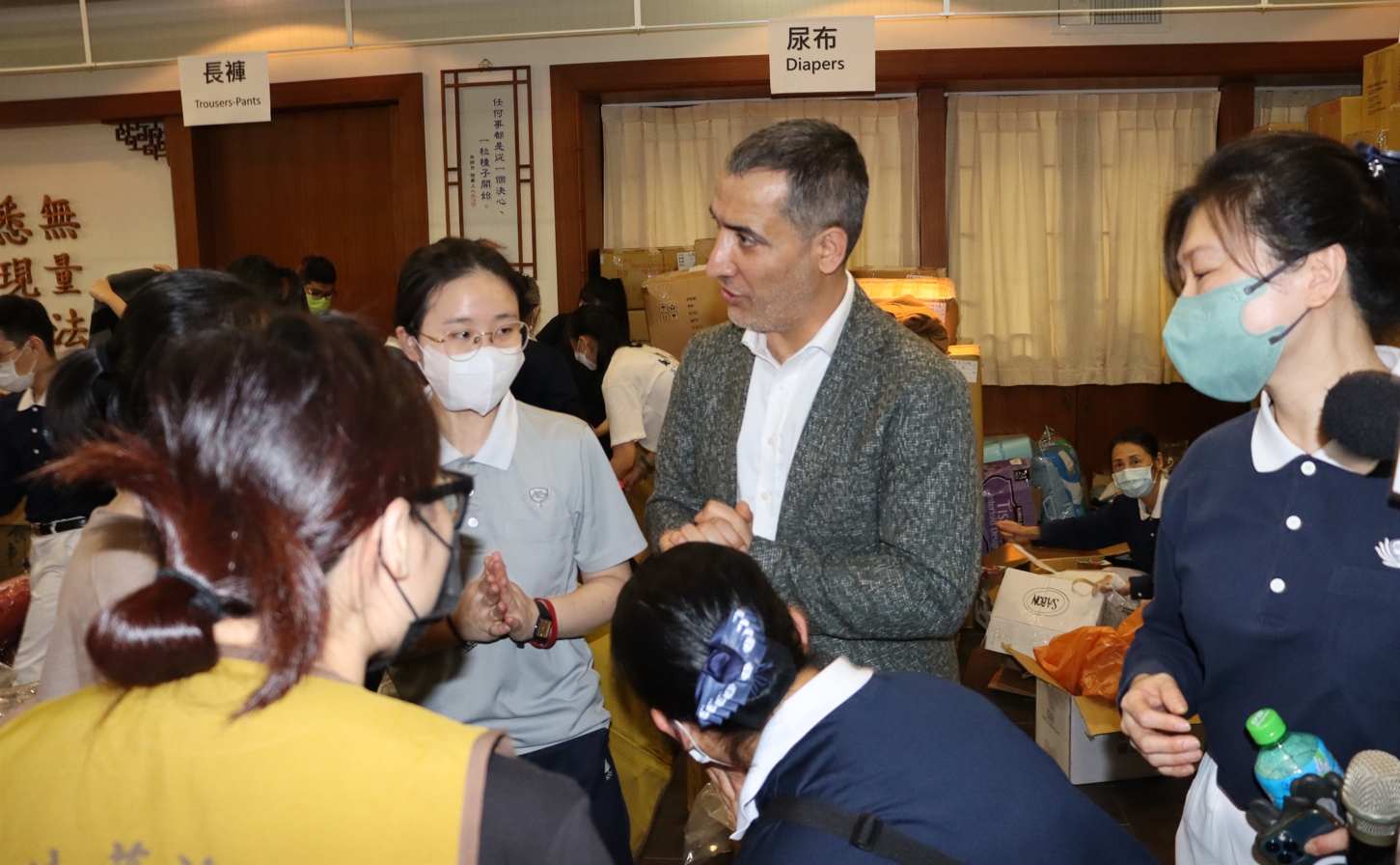 土耳其駐台辦事處代表貝定可向幫忙整理捐贈物資的志工團隊表達感謝。(慈濟提供)