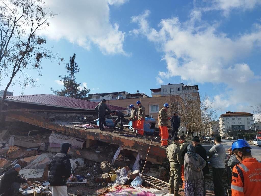 土敘邊界強震死傷慘重，土耳其政府軍方在土耳其加濟安泰普省(Gaziantep)城鎮努達格(Nurdag)持續搜尋可能的倖存者。(twitter/@tcsavunma)