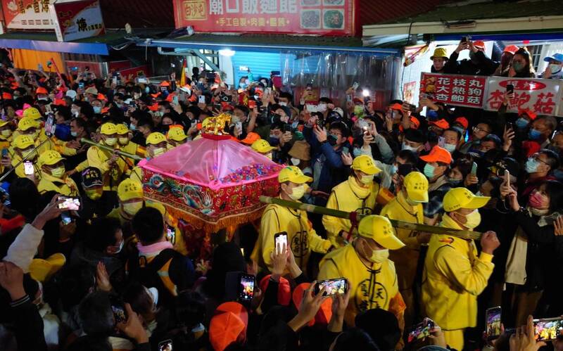 2023苗栗縣通霄鎮白沙屯拱天宮媽祖徒步往雲林北港朝天宮進香，12日凌晨起駕出發，數萬名信徒簇擁「粉紅超跑」，展開9天8夜宗教之旅。 (圖：中央社)