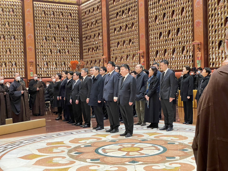 中國大陸國台辦副主任龍明彪（前排右1）、備受爭議的前國家宗教事務局局長葉小文（前排右2）等人，12日下午在佛光山祖庭江蘇宜興大覺寺弔唁星雲法師。(圖：中央社)