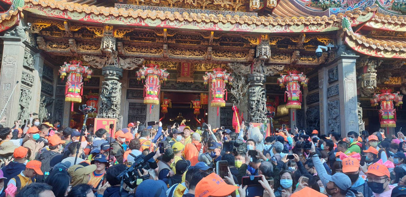 台灣盛行宮廟文化，這種傳統信仰已形成台灣人生活的一部份。圖為今年2月白沙屯媽祖鑾轎來到台中大甲鎮瀾宮廟前，衝入廟內停駕形成難得的「雙媽會」。 (中央社資料照片)