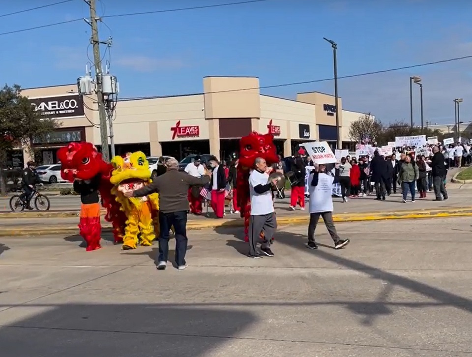 美國德州基於國家安全正擬議禁止中國公民購買房地產，引起當地華裔不滿，有部分民眾發動遊行抗議。(圖擷自臉書)