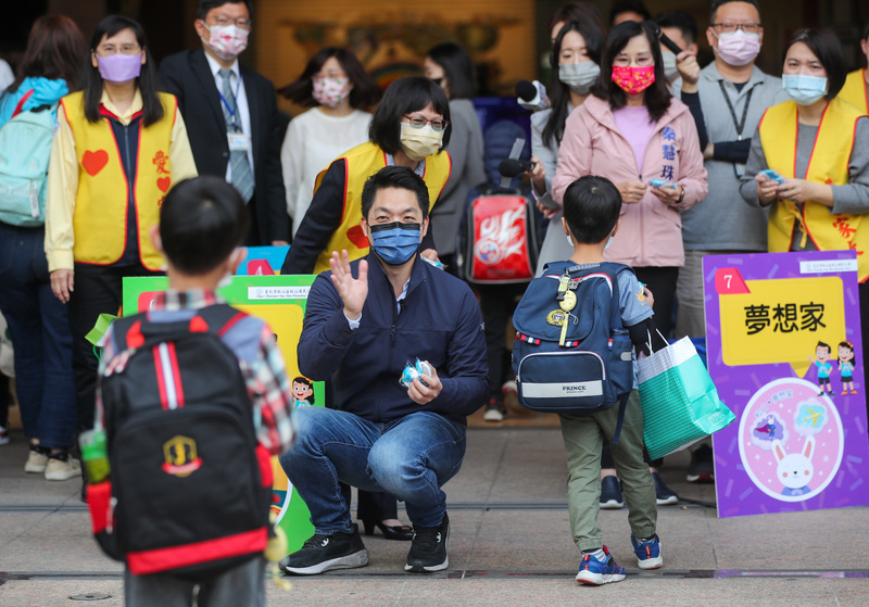 台北市長蔣萬安（前中）13日上午至台北市松山國小，關心開學日上學情況，在校門口向學生打招呼。 (圖：中央社)