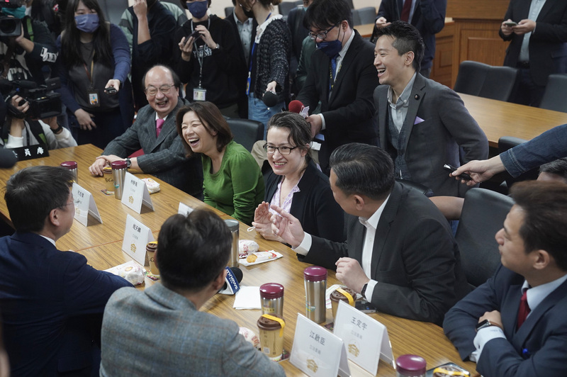 駐美代表蕭美琴（中）近日返台述職，13日上午前往立法院，與外交及國防委員會立委茶敘。 (圖：中央社)