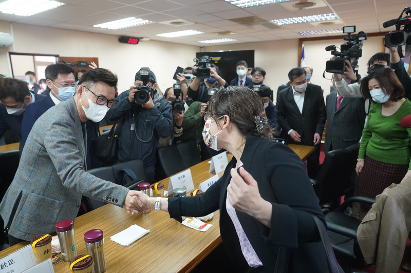 駐美代表蕭美琴（前右）近日返台述職，13日赴立法院與外交及國防委員會立委茶敘。圖為國民黨立委江啟臣（左）向蕭美琴握手致意。 (圖：中央社)
