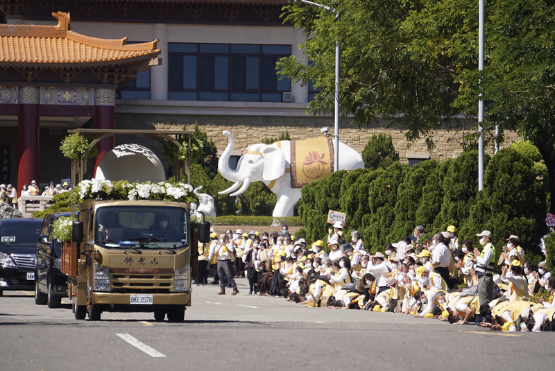 星雲法師圓寂讚頌典禮13日上午在佛光山舉行，星雲法師的坐龕行經佛陀紀念館時，眾多信徒紛紛下跪，雙手合十膜拜。中央社記者董俊志攝  112年2月13日 (圖：中央社)
