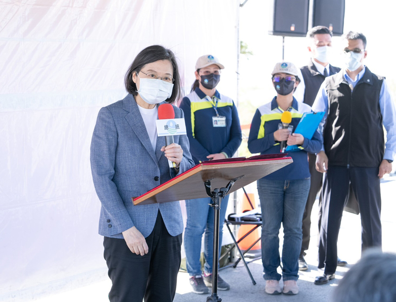 總統蔡英文（左）13日到高雄視察水情，並表示目前高雄地區水情嚴峻，在雨季來臨前務必做好完整準備。（高雄市政府提供）(圖：中央社)