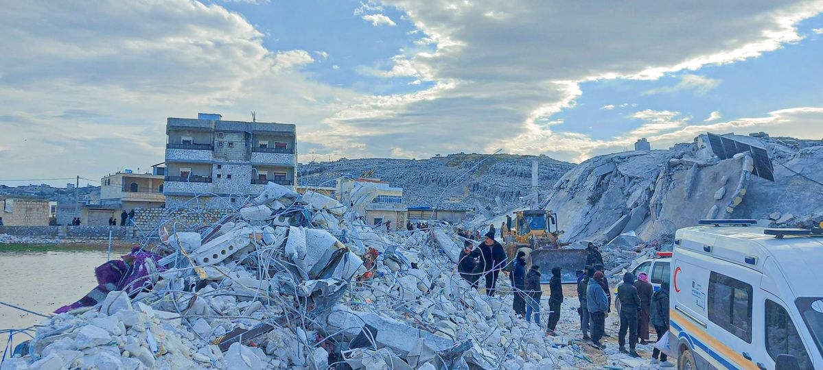 台灣世界展望會在土耳其東南部及敘利亞西北部等受災嚴重的城市積極救援。根據聯合國統計，光在敘利亞西北部就有 460 萬的地震災民與難民，其中超過 90%人口依靠人道救援維生。(攝自展望會臉書)