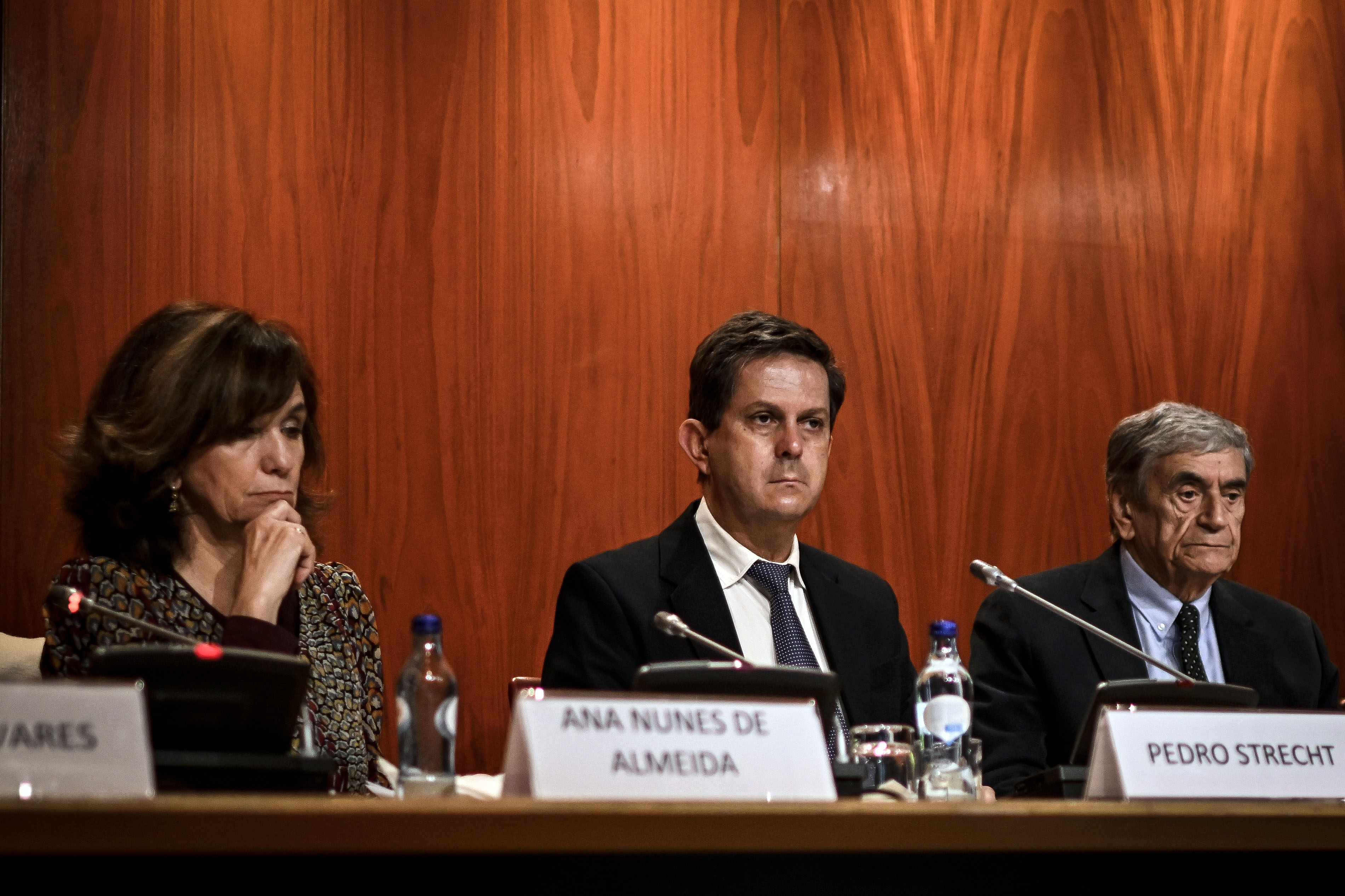 兒童精神科醫師史崔奇（Pedro Strecht, 中）13日在里斯本召開記者會。 (AFP)