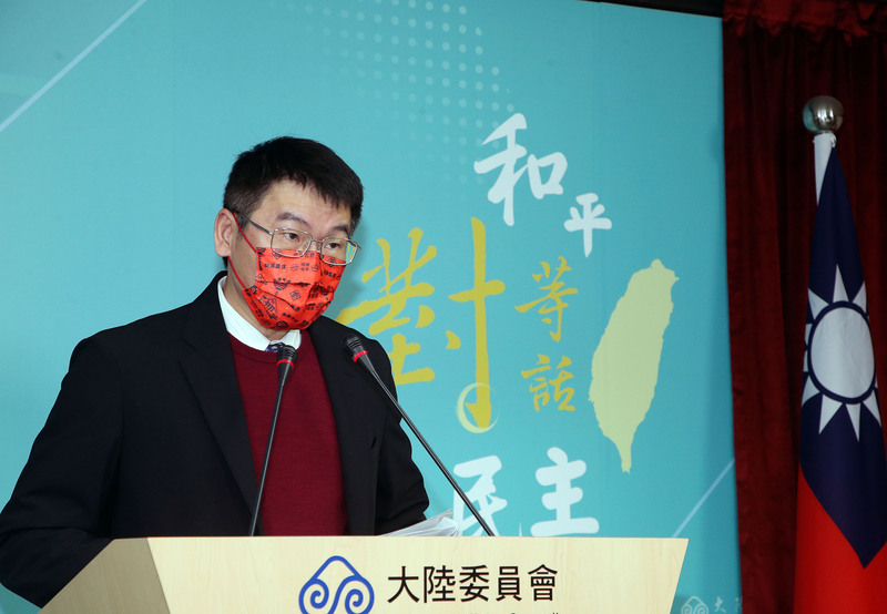 陸委會副主委梁文傑14日主持港澳居民自由行記者會。(圖：中央社)