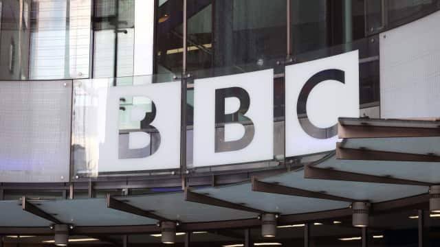印度稅務當局14日突擊搜查英國廣播公司(BBC)在新德里和孟買的辦公室。(圖:推特@AdvAshutoshBJP)