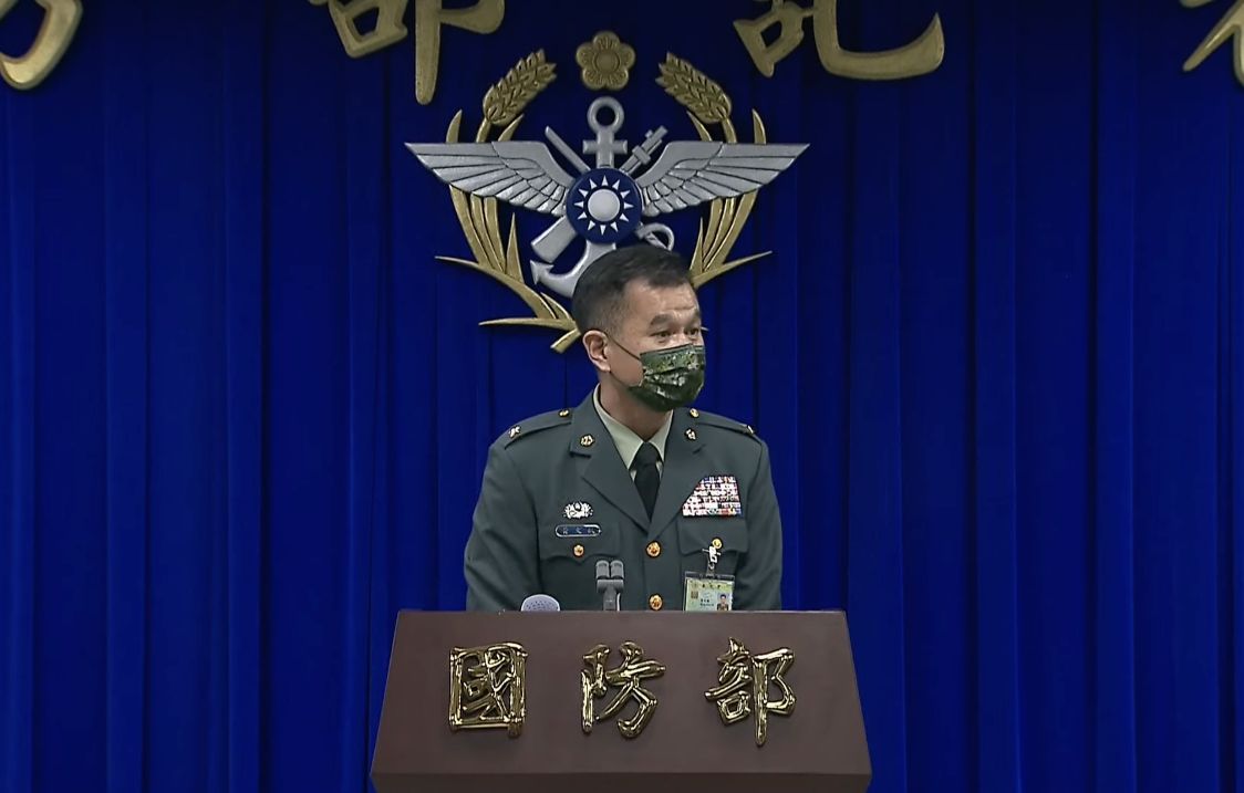 國防部情次室助理次長黃文啓14日強調，台灣海空域目前未遇到具高度威脅性的氣球，若有危及國安者可採擊落等必要措施處置。(林詠青 攝)