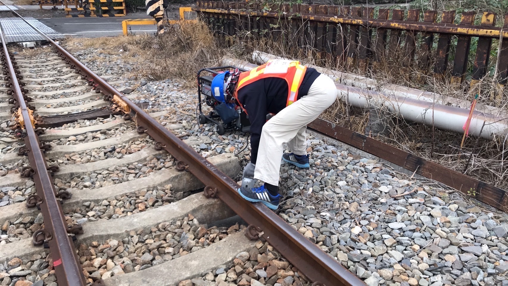 台鐵台中港支線貨車軌道路基淘空，台灣中油表示，主動巡查發現即通報，已回填並觀察後續狀況。(圖：中油網站)