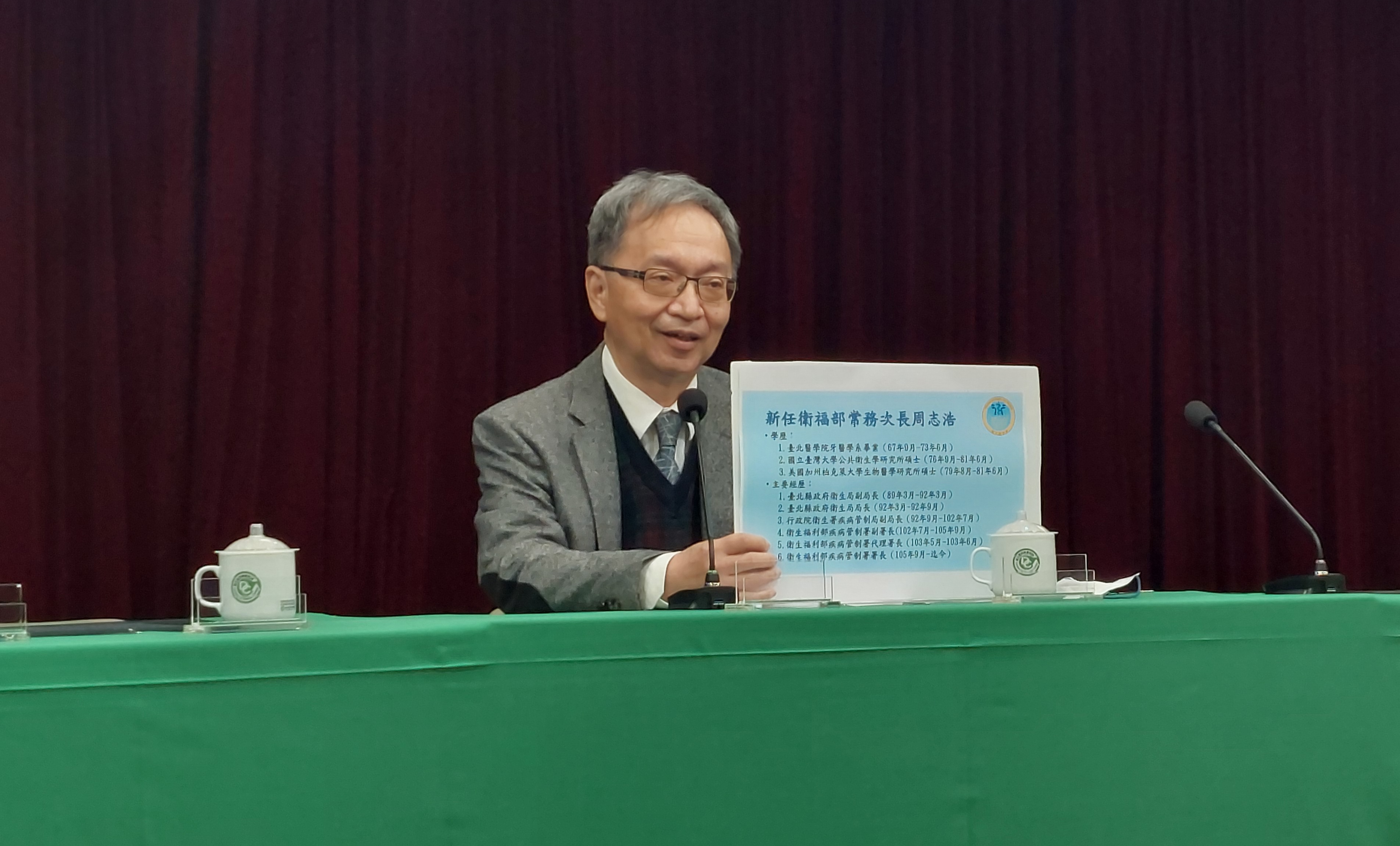 薛瑞元14日宣布衛福部人事，並接受媒體訪問 。(劉品希 攝)