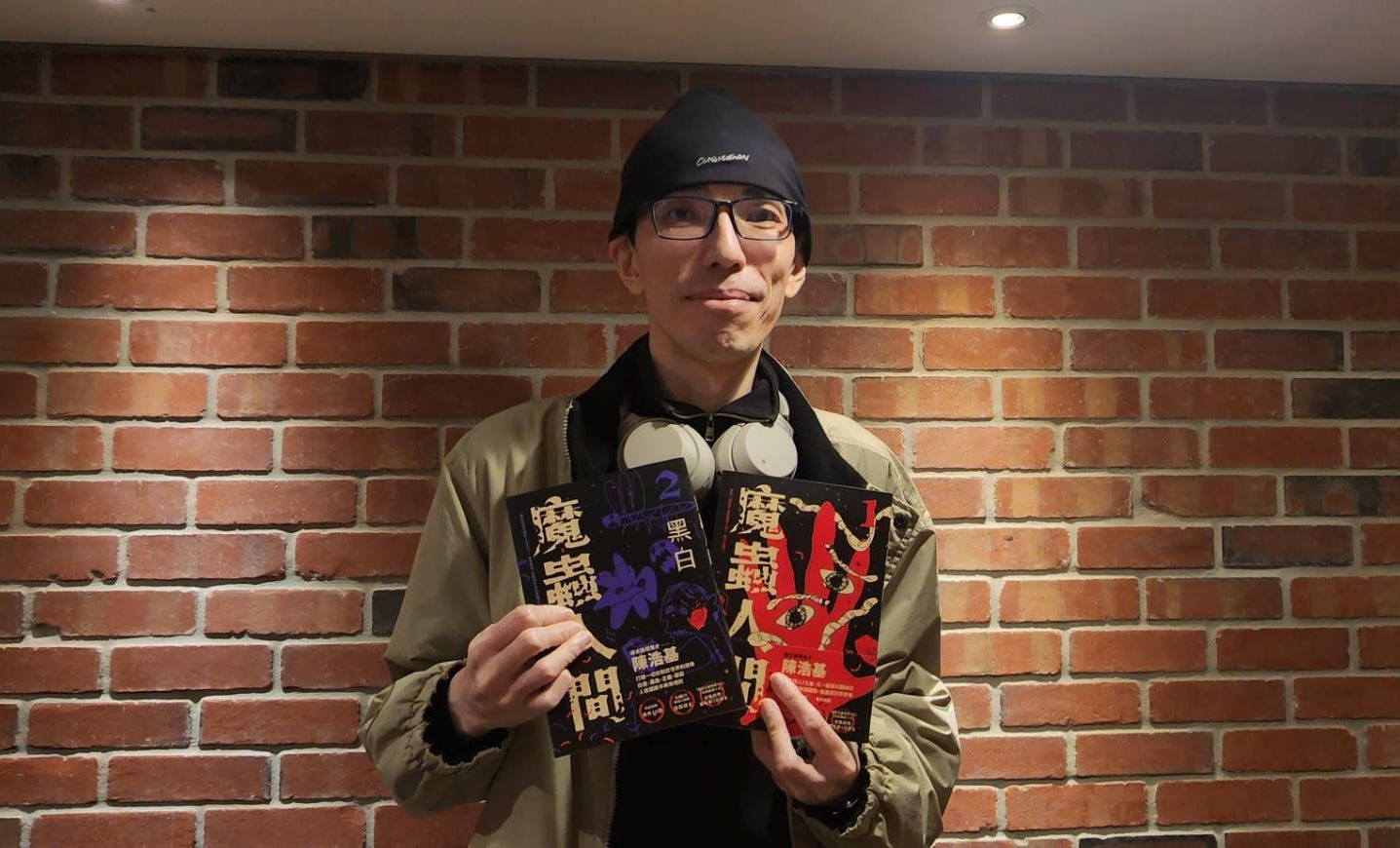 著名香港推理鬼才作家陳浩基2011年發表《魔蟲人間》，今年重新精修出版，並同步推出第二集。(江昭倫 攝)