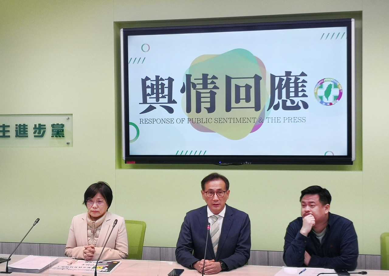 民進黨團幹事長鄭運鵬今天(15日)表示，林智堅希望民進黨及社會不要再膠著於他的論文上，浪費社會資源，進而撤銷行政訴願，林智堅承受最大委屈與政治壓力，令他不捨與敬佩。（劉玉秋攝）