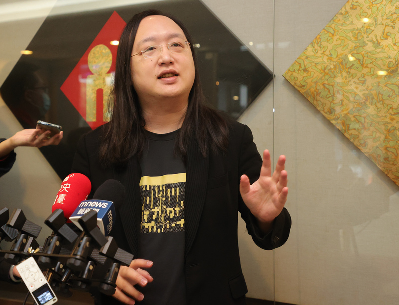 數位部長唐鳳23日表示，將研議資通安全管理法修法做配套，各主管機關重新檢視業務特性，可能擴大資安法納管範圍。(圖：中央社)
