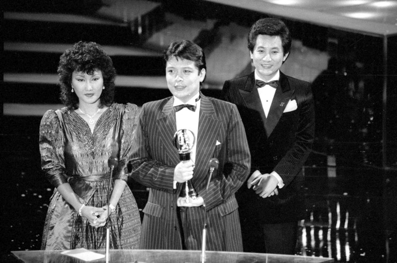 「永遠的巨星」劉文正傳出2022年已於美國病逝，享壽70歲。圖為1983年劉文正（中）第3度獲得金鐘獎最佳男歌手。（中央社檔案照片）