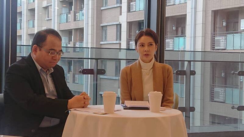 溫世仁文教基金會15日針對「教育是要教出乖孩子、還是好孩子」議題，由基金會副董事長楊媛媛（右）和台北教育大學兒童輔導專家謝政廷（左）進行對話。(圖：中央社)