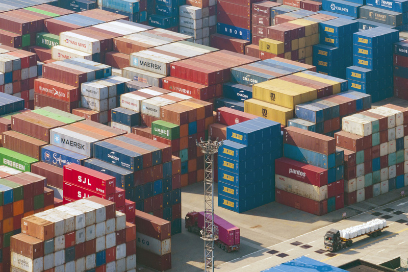 陸媒報導指出，中國貿促會帶著30多家中國企業前往哈薩克簽新訂單。圖為南京龍潭港進出口貨櫃碼頭。(中新社提供)(圖：中央社)