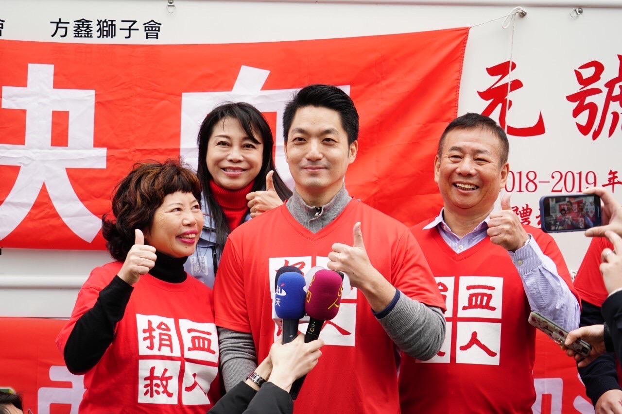 台北市長蔣萬安(中)15日在參加第八屆內科千人捐血活動後受訪，表示會坦然面對、促進社會和解，希望撫平二二八這個歷史傷痕。(北市府提供)