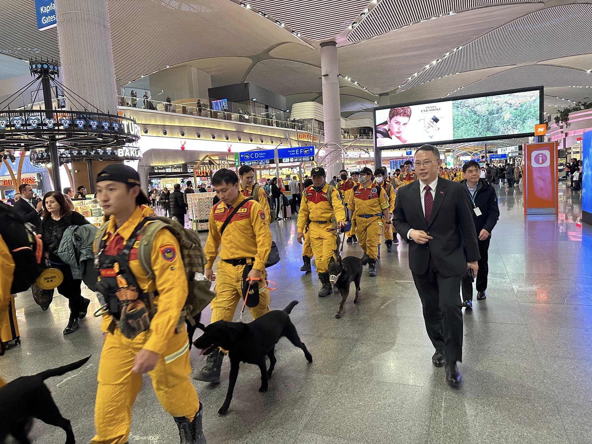 台灣搜救隊結束搜救任務，14日在伊斯坦堡機場搭機準備返台 。(駐土耳其代表處臉書)
