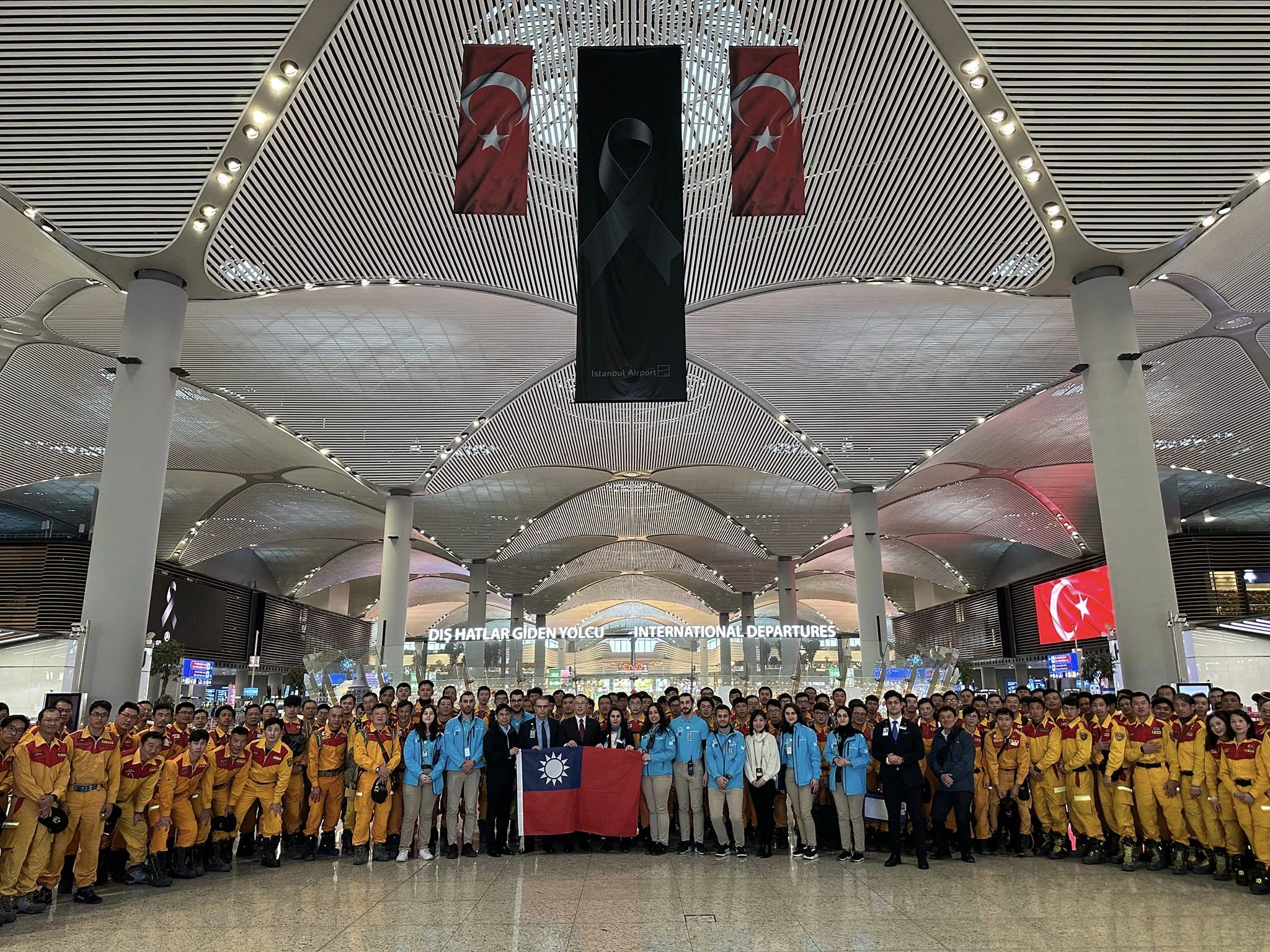台灣搜救隊於伊斯坦堡機場搭機返台。(駐土耳其代表處提供)