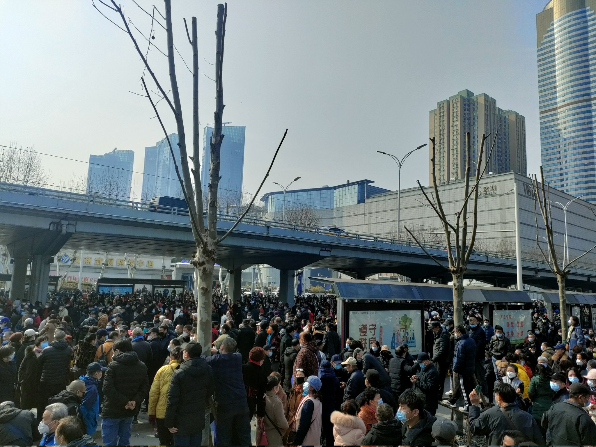 武漢中山公園15日數萬名群眾再度上街維權，抗議政府先前發布的醫保改革政策。現場絕大部分為老年人。(@yixing_2022/Twitter)